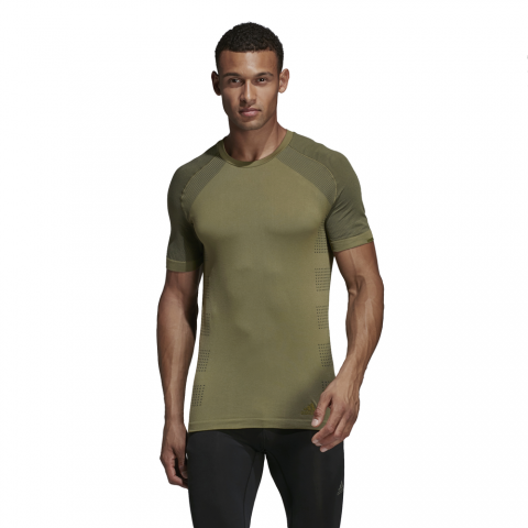 DS8842_APP_on-model_standard_white