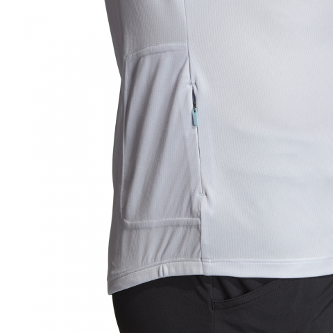 DS8853_APP_on-model_detail-1_white