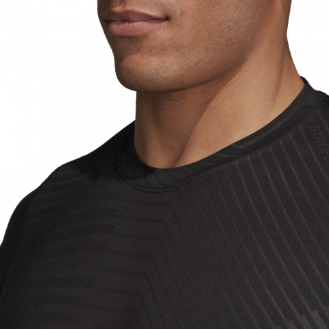 DS9278_APP_on-model_detail-1_white