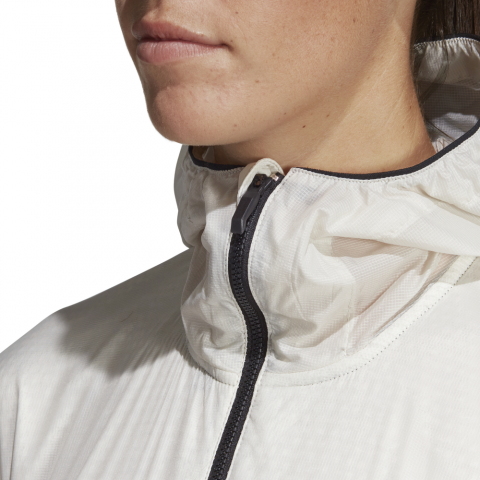 DS9309_APP_on-model_detail-2_white