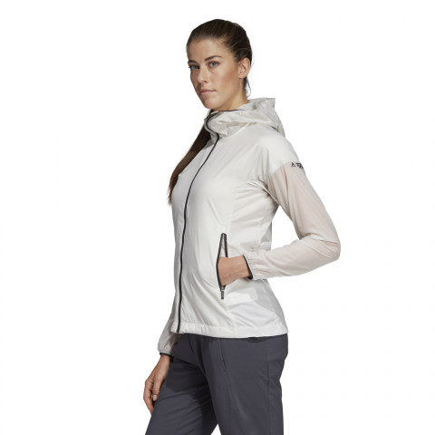 DS9309_APP_on-model_side_white