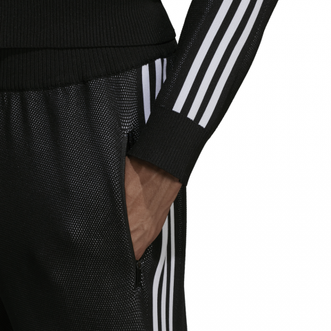 DT0907_APP_on-model_detail-1_white