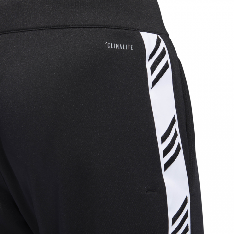DT2920_APP_on-model_detail-3_white