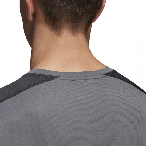 DT3044_APP_on-model_detail-3_white