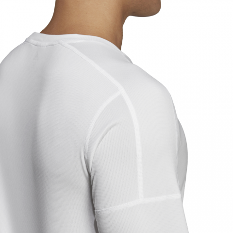 DT3045_APP_on-model_detail-3_white
