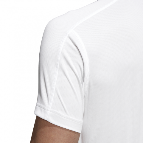 DT3049_APP_on-model_detail-3_white