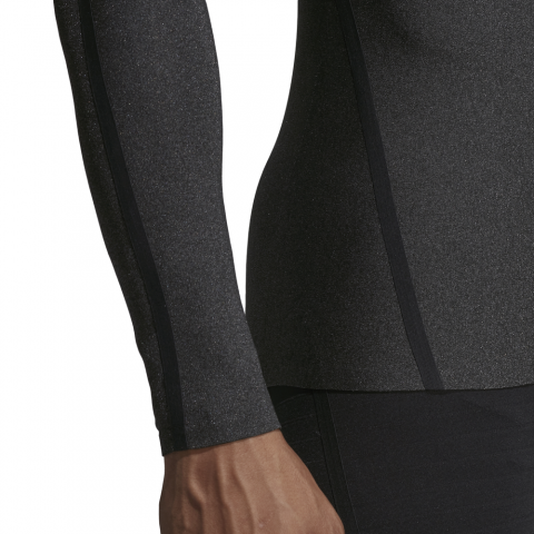 DT4023_APP_on-model_detail-2_white