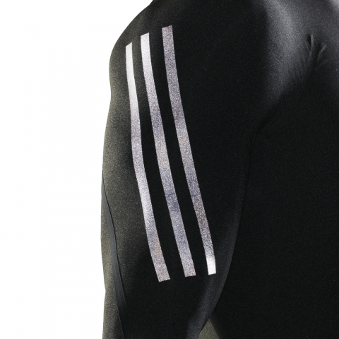 DT4023_APP_on-model_detail-3_white