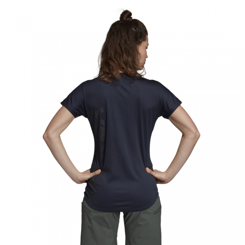 DT4199_APP_on-model_back_white