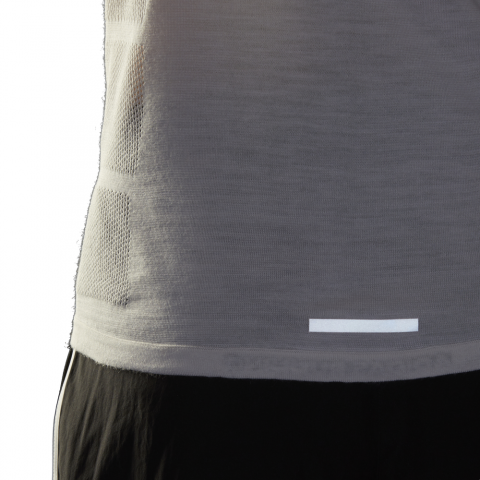 DT5068_APP_on-model_detail-3_white