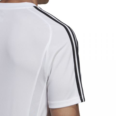 DT5288_APP_on-model_detail-3_white