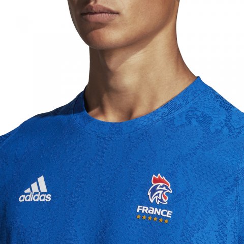 DT6183_APP_on-model_detail-1_white