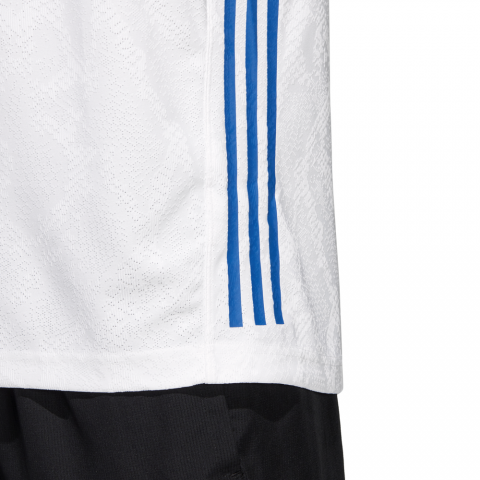 DT6184_APP_on-model_detail-2_white