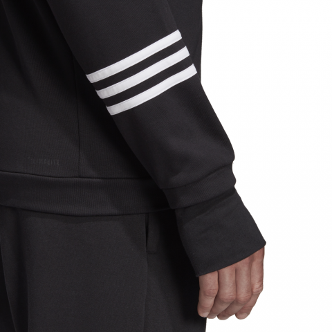 DT8994_APP_on-model_detail-2_white