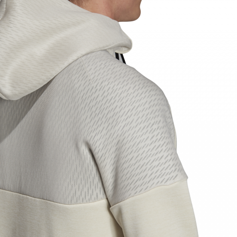DT9860_APP_on-model_detail-1_white