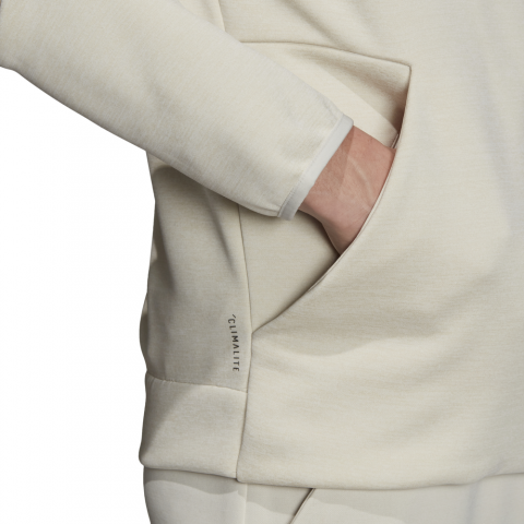 DT9860_APP_on-model_detail-3_white