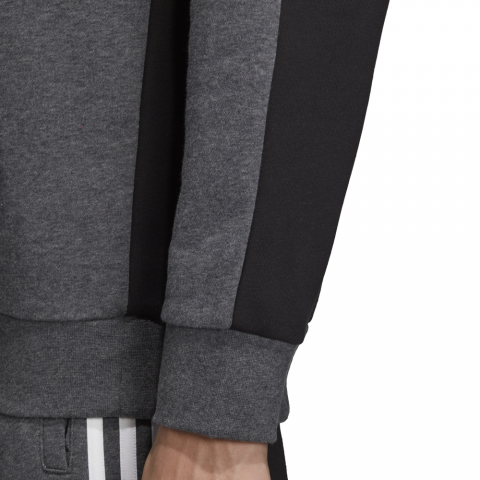 DU0436_APP_on-model_detail-2_white