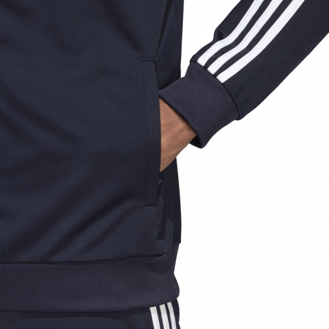 DU0445_APP_on-model_detail-2_white