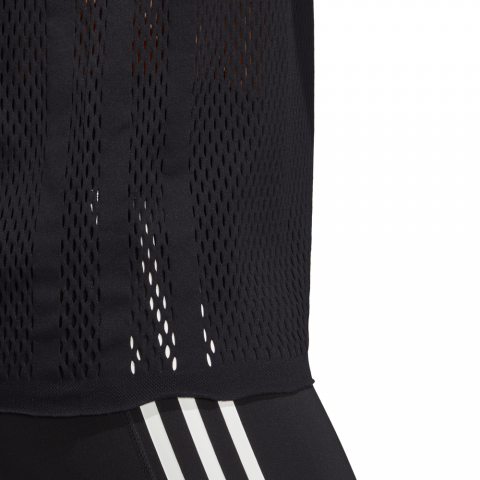 DU0575_APP_on-model_detail-2_white