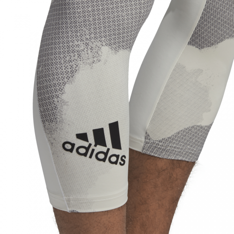DU0925_APP_on-model_detail-2_white
