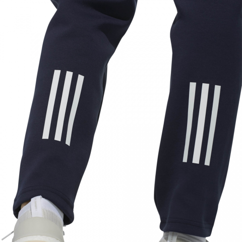DV0766_APP_on-model_detail-2_white