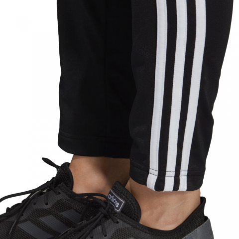 DV2428_APP_on-model_detail-3_white