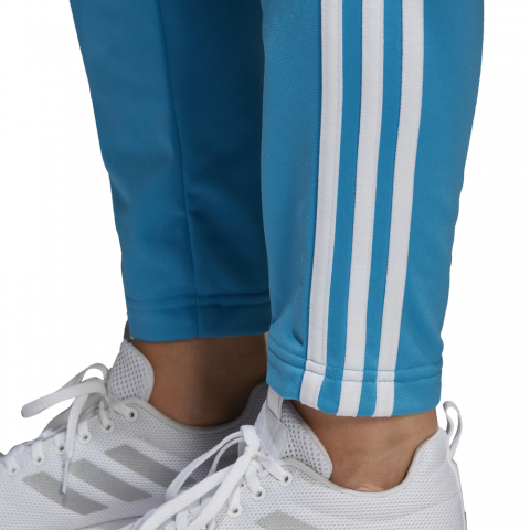 DV2430_APP_on-model_detail-3_white