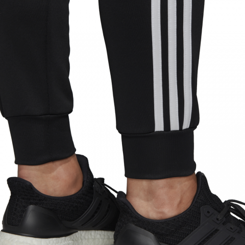 DV2436_APP_on-model_detail-3_white