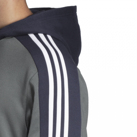 DV2441_APP_on-model_detail-2_white