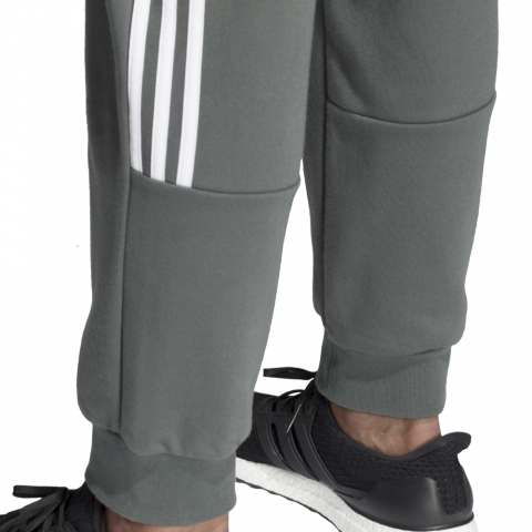 DV2441_APP_on-model_detail-3_white