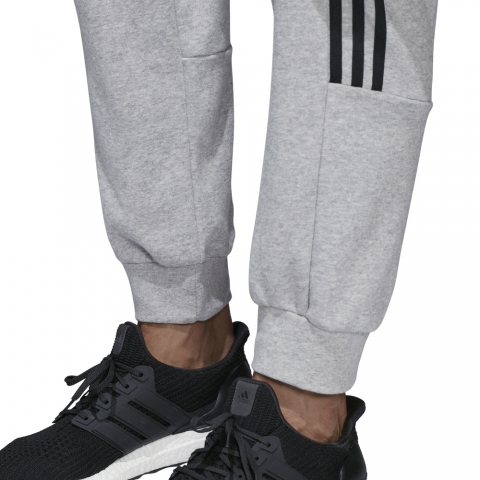 DV2442_APP_on-model_detail-3_white
