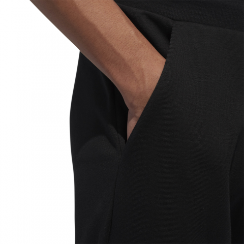 DW7867_APP_on-model_detail-3_white