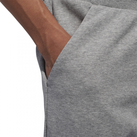 DW7868_APP_on-model_detail-2_white
