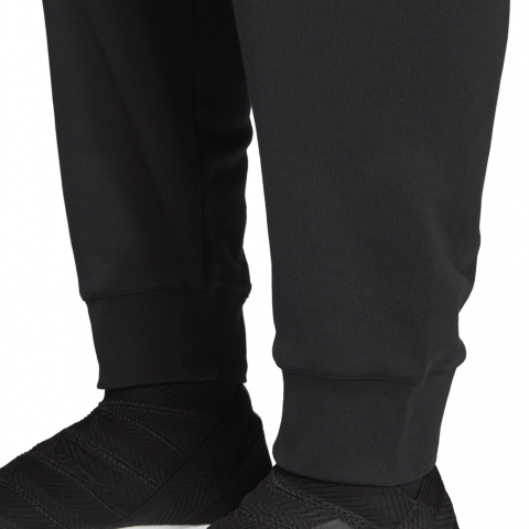 DW9035_APP_on-model_detail-2_white