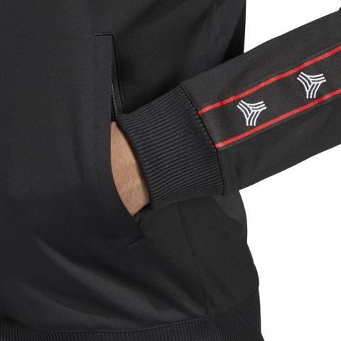 DW9360_APP_on-model_detail-1_white
