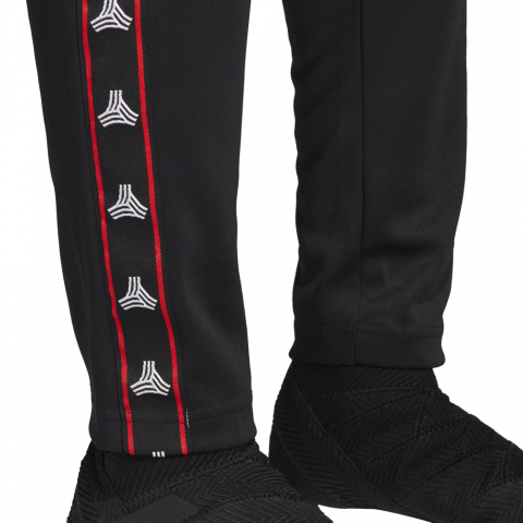 DW9362_APP_on-model_detail-2_white
