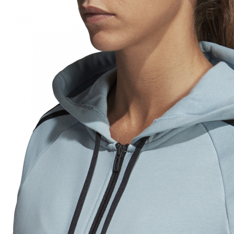 DW9693_APP_on-model_detail-1_white