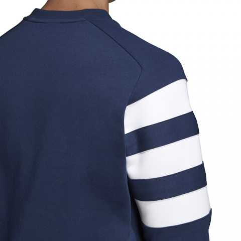 DY3166_APP_on-model_detail-3_white
