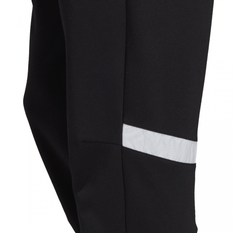 DZ0399_APP_on-model_detail-2_white