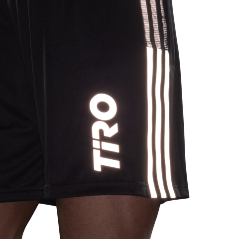 GQ1038_APP_on-model_detail-1_white