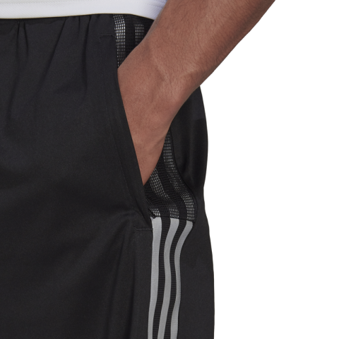 GQ1038_APP_on-model_detail-2_white