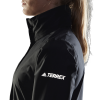 DT4180_APP_on-model_detail-3_white