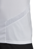 DT5288_APP_on-model_detail-2_white